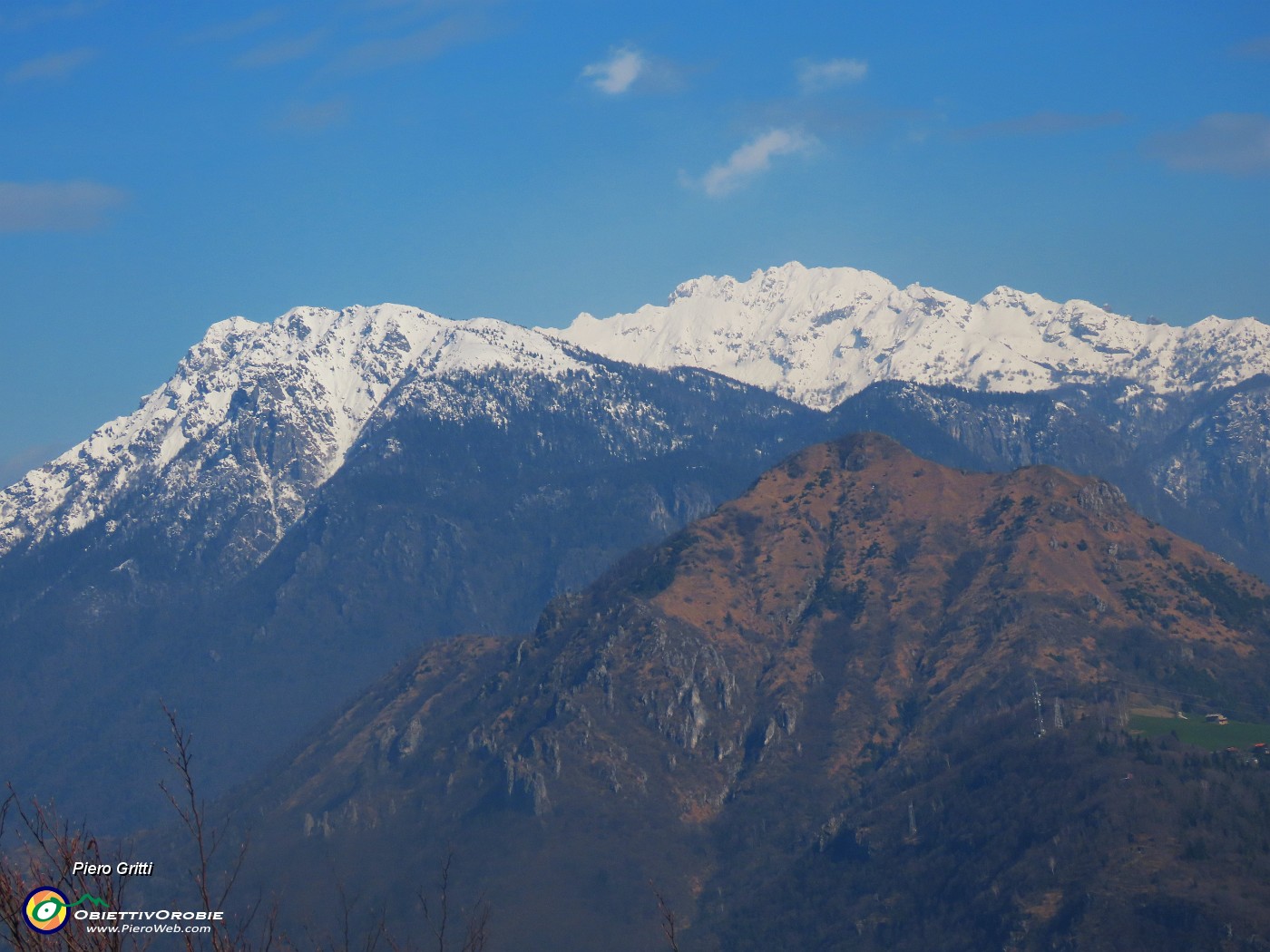 45 Zoom verso Cima Alben, preceduta dal Monte Gioco.JPG